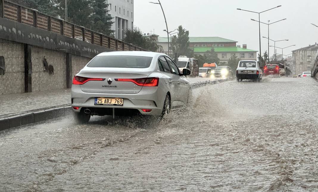 Erzurum'u sağanak vurdu! Evleri su bastı araçlar yolda mahsur kaldı 21